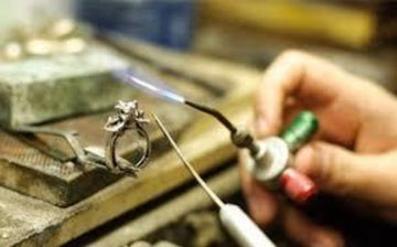 the picture shows a claw beign fitted to a ring before the stone goes in