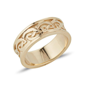yellow gold Celtic design pattern embossed on the ring the lines criss cross each other in curves and scrolls
